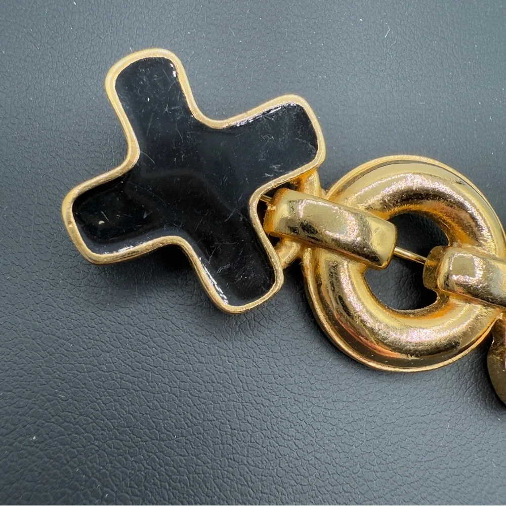 Pretty Black and Gold Tone XOX Hugs and Kisses Brooch